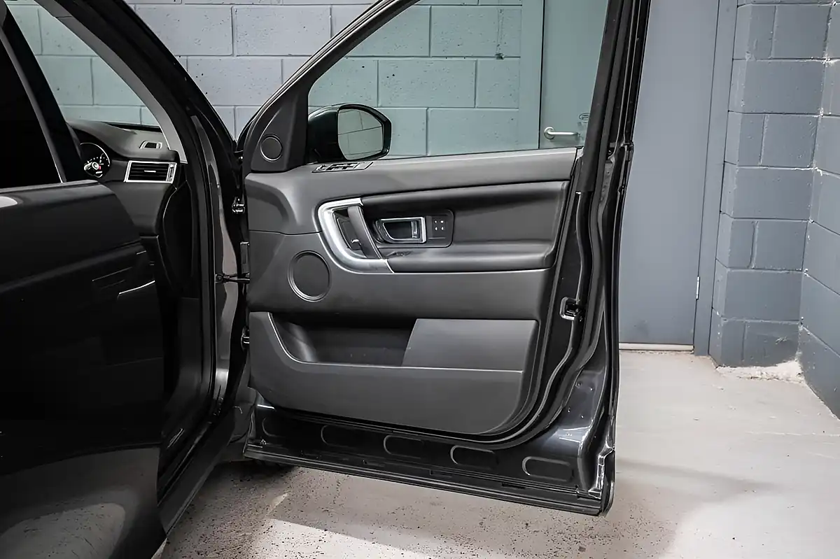 Used 2017 Land Rover Discovery Sport Hse Dynamic Lux Grey - Interior and Exterior details 8