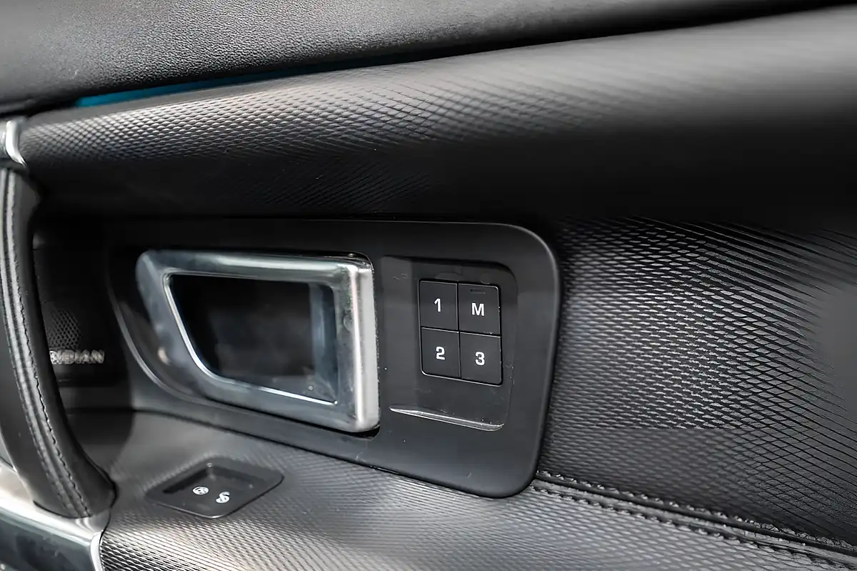 Used 2017 Land Rover Discovery Sport Hse Dynamic Lux Grey - Interior and Exterior details 9