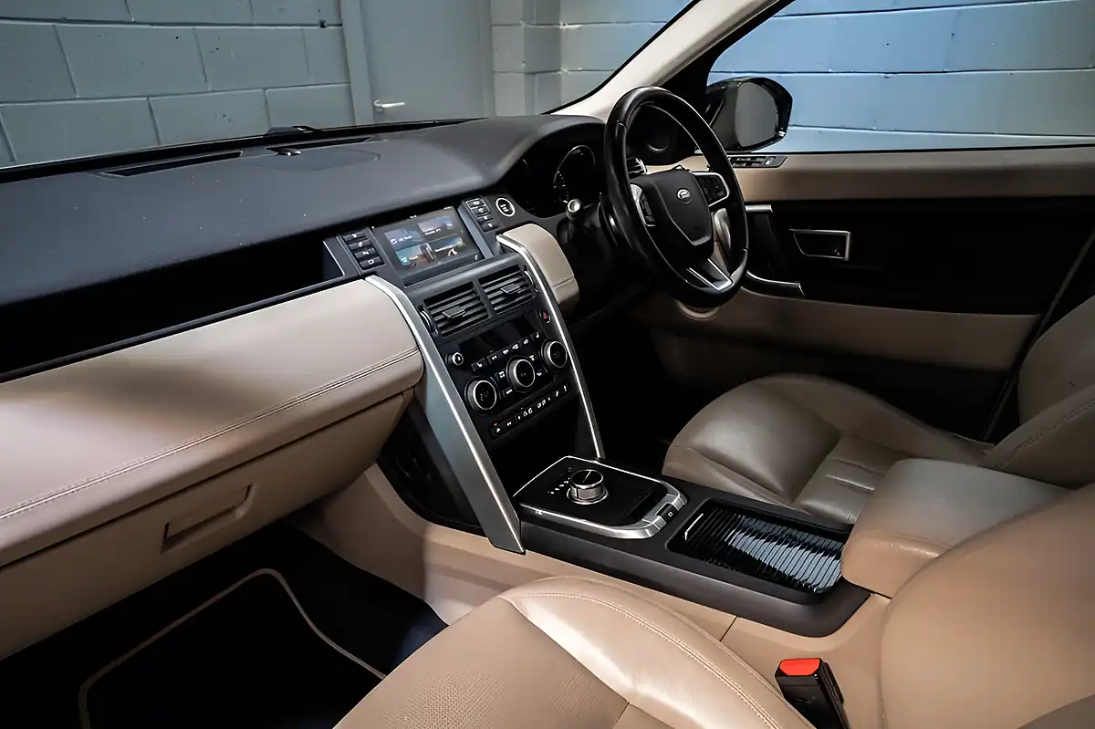 Used 2017 Land Rover Discovery Sport Hse Green - Interior and Exterior details 14