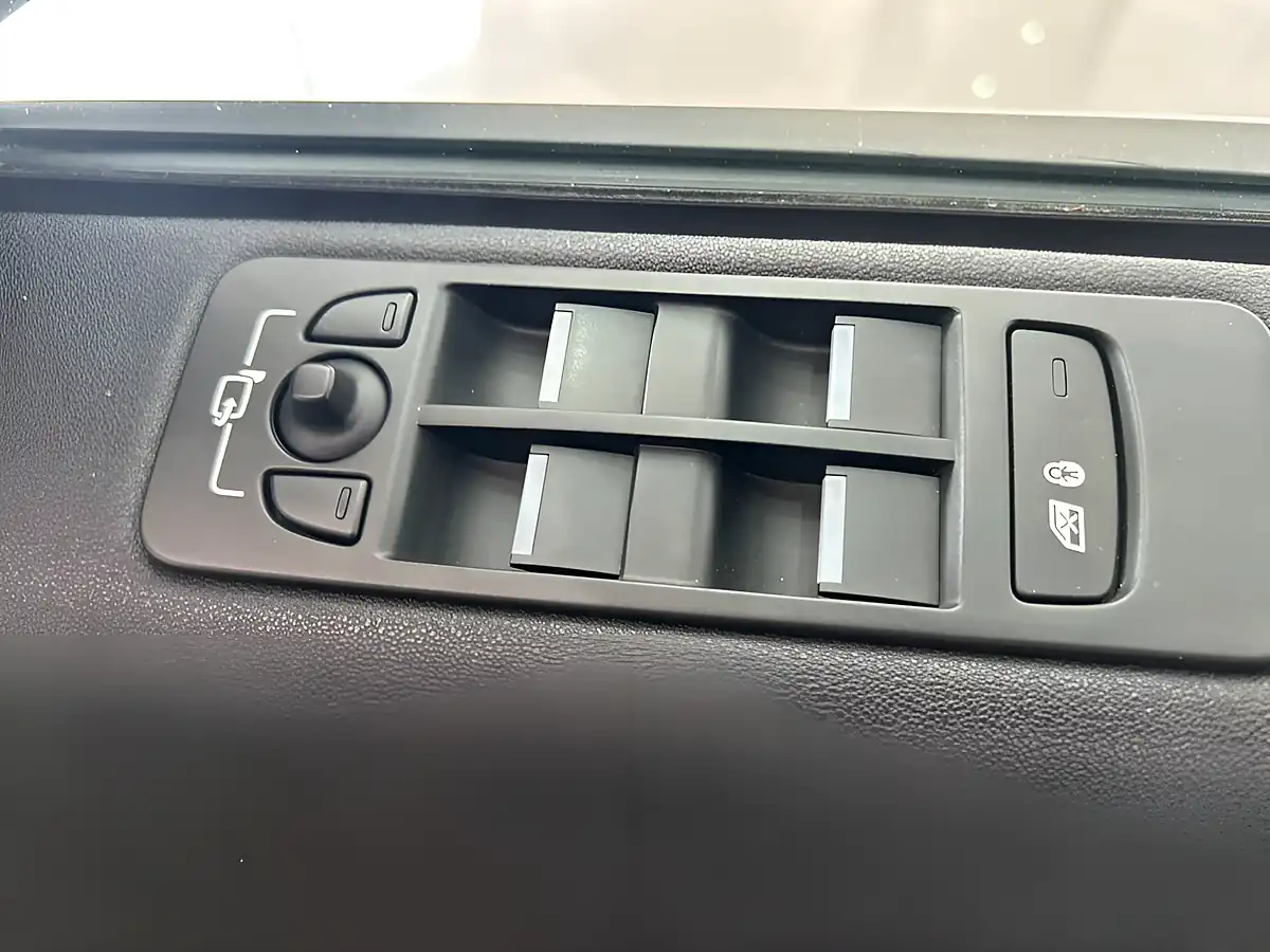 Used 2017 Land Rover Discovery Sport Hse Luxury White - Interior and Exterior details 12