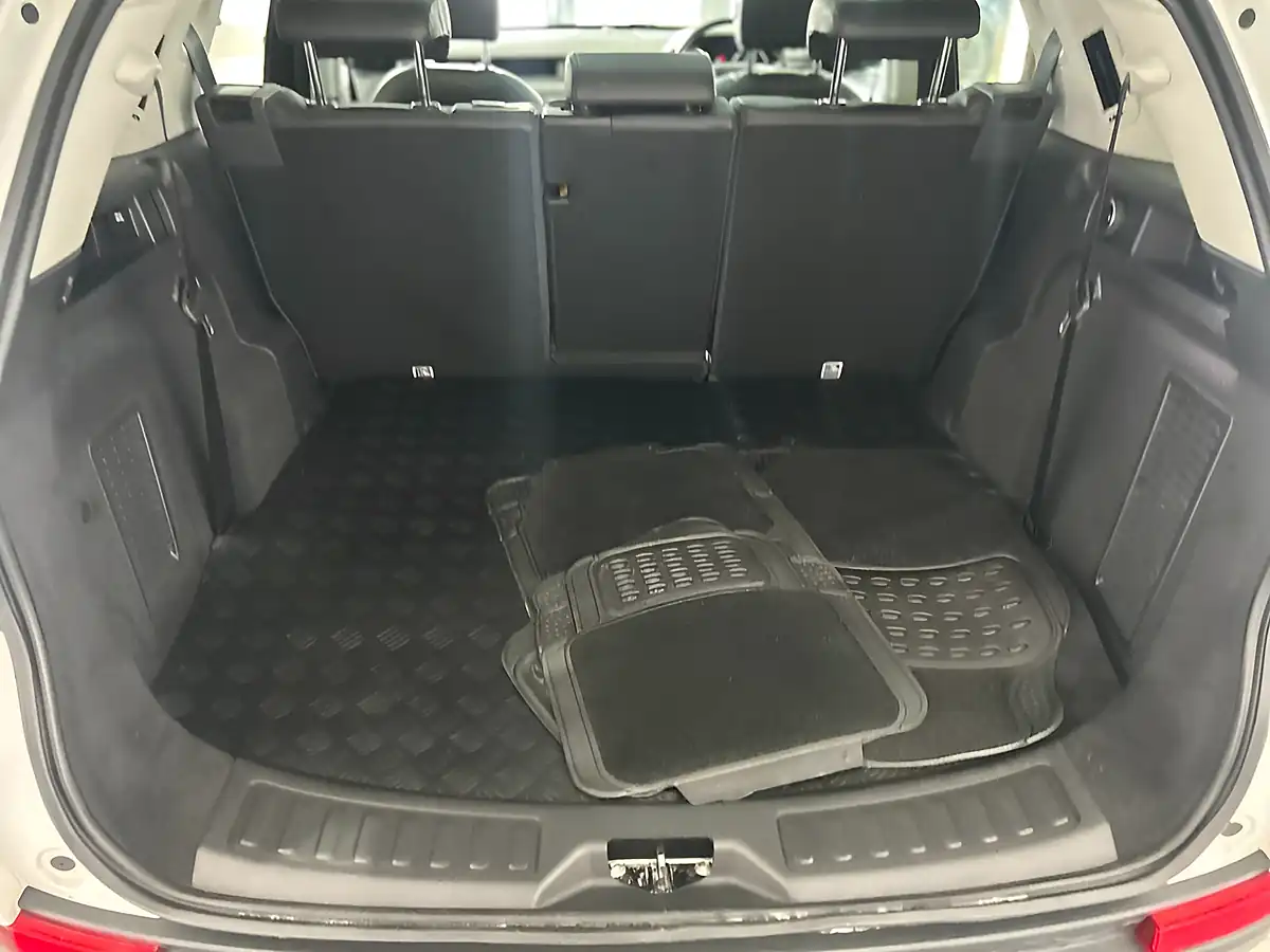 Used 2017 Land Rover Discovery Sport Hse Luxury White - Interior and Exterior details 13
