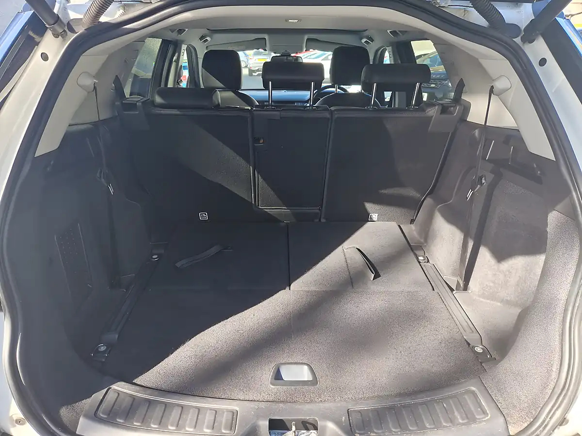Used 2017 Land Rover Discovery Sport Hse White - Interior and Exterior details 14