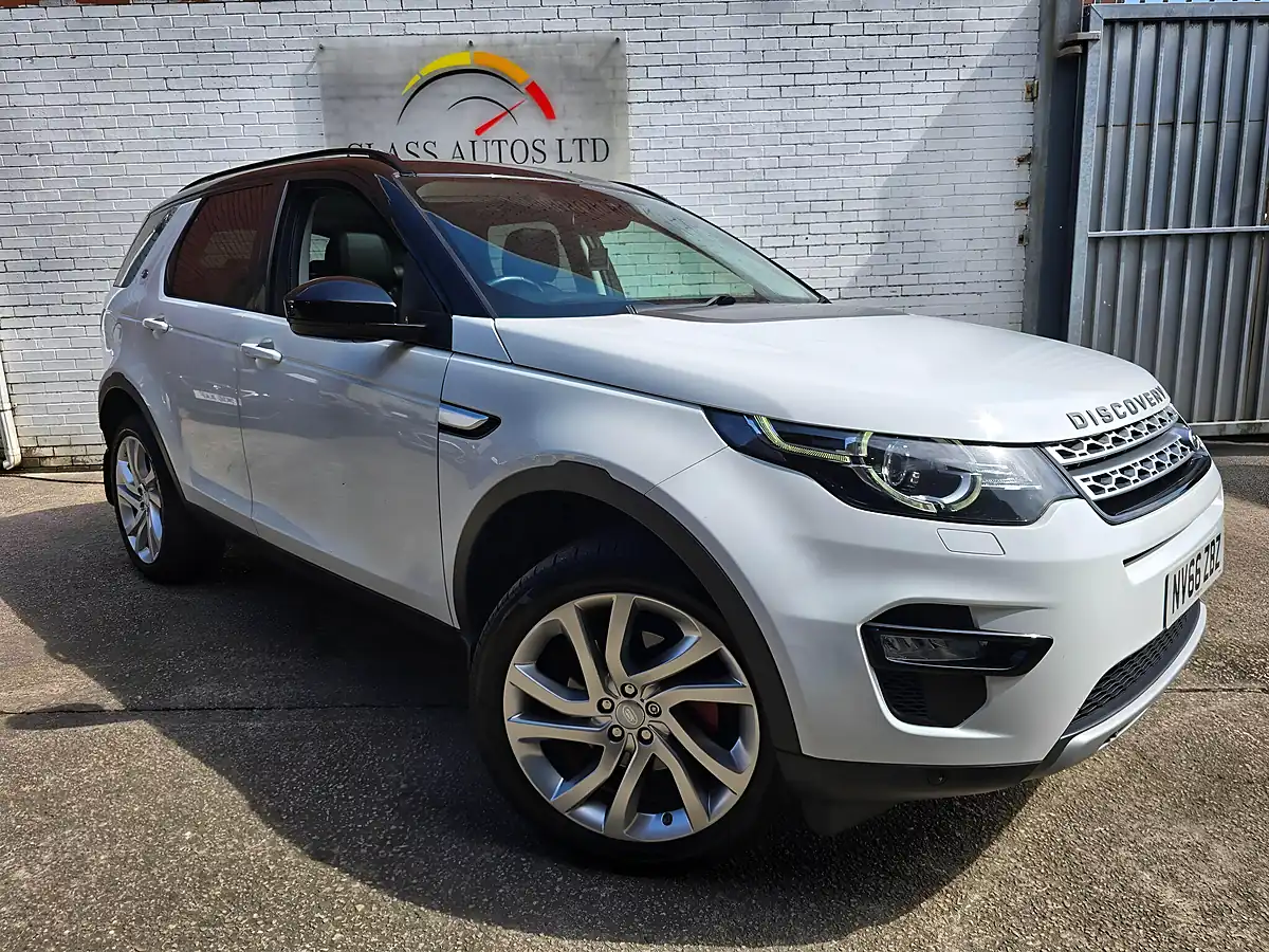 Used 2017 Land Rover Discovery Sport Hse White - Front View