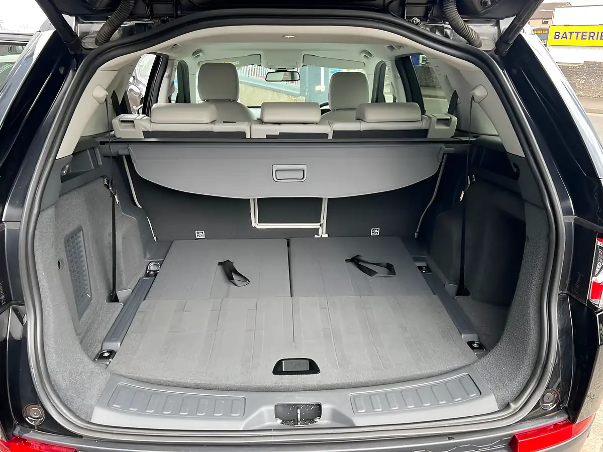 Used 2017 Land Rover Discovery Sport Se Tech Black - Interior and Exterior details 17