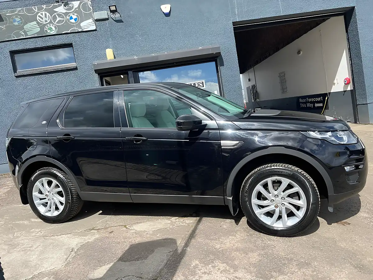 Used 2017 Land Rover Discovery Sport Se Tech Black - Interior and Exterior details 3