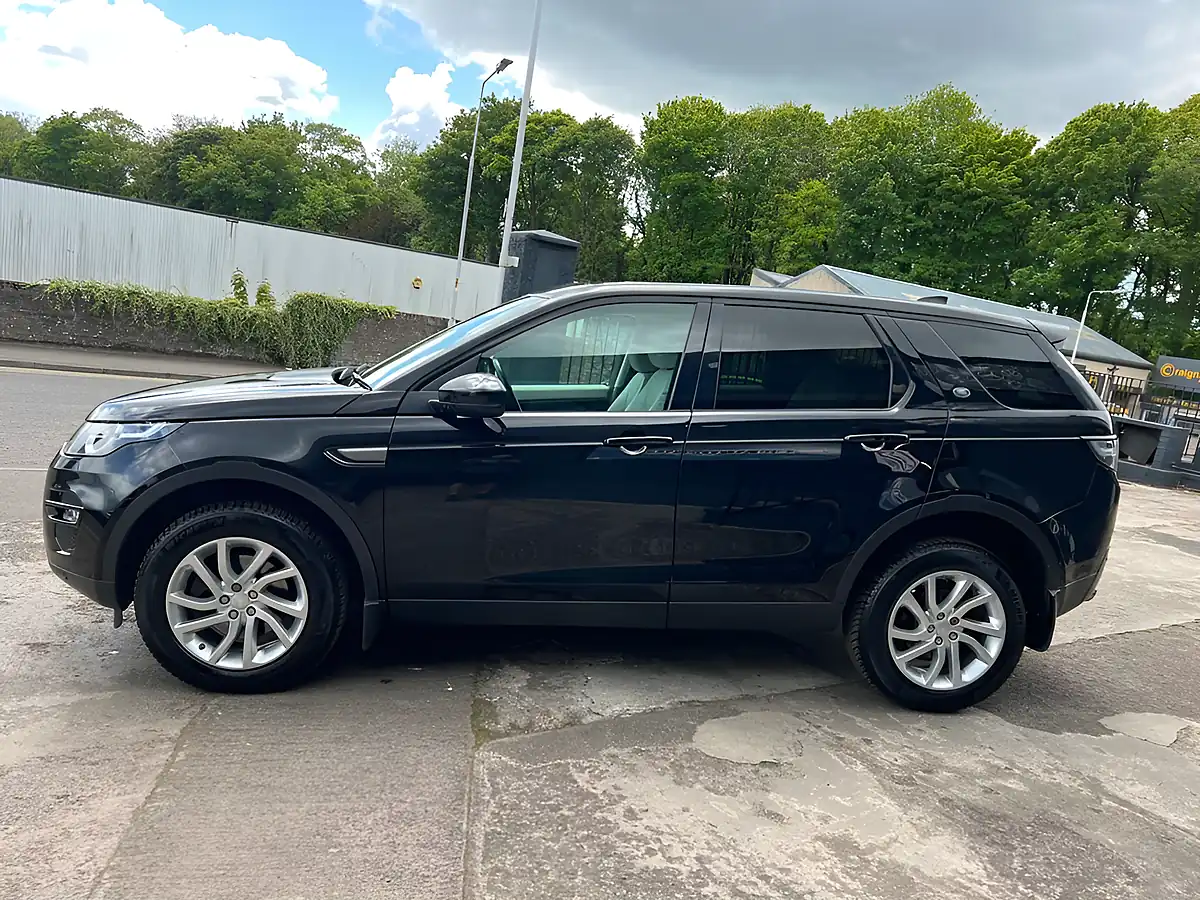 Used 2017 Land Rover Discovery Sport Se Tech Black - Interior and Exterior details 7