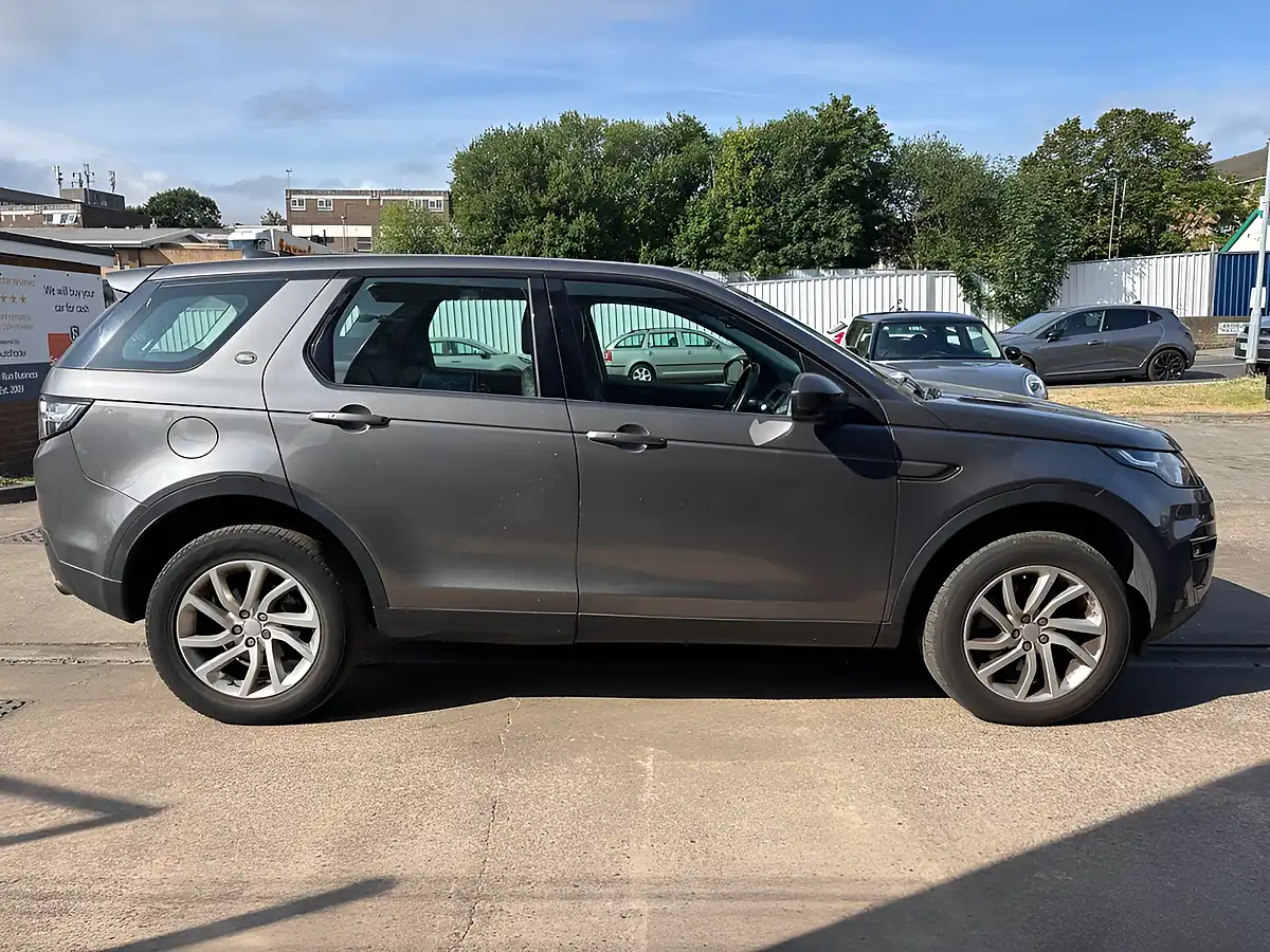 Used 2017 Land Rover Discovery Sport Se Tech Grey - Interior and Exterior details 8
