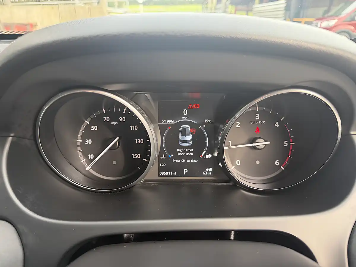 Used 2017 Land Rover Discovery Sport Se Tech Grey - Interior and Exterior details 14