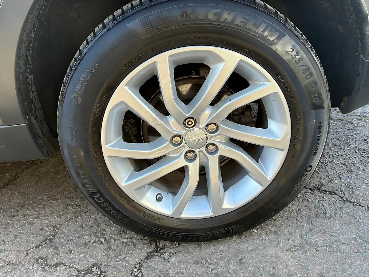 Used 2017 Land Rover Discovery Sport Se Tech Grey - Interior and Exterior details 9