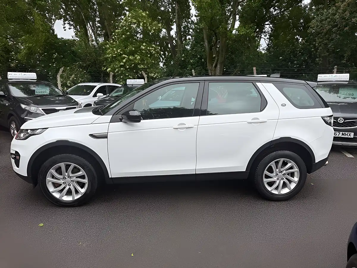Used 2017 Land Rover Discovery Sport Se Tech White - Interior and Exterior details 4