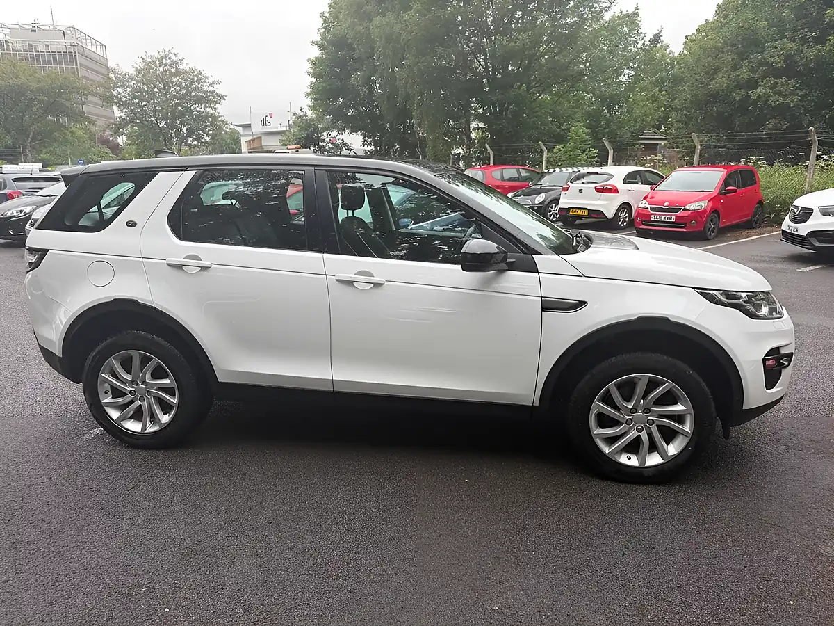Used 2017 Land Rover Discovery Sport Se Tech White - Interior and Exterior details 8
