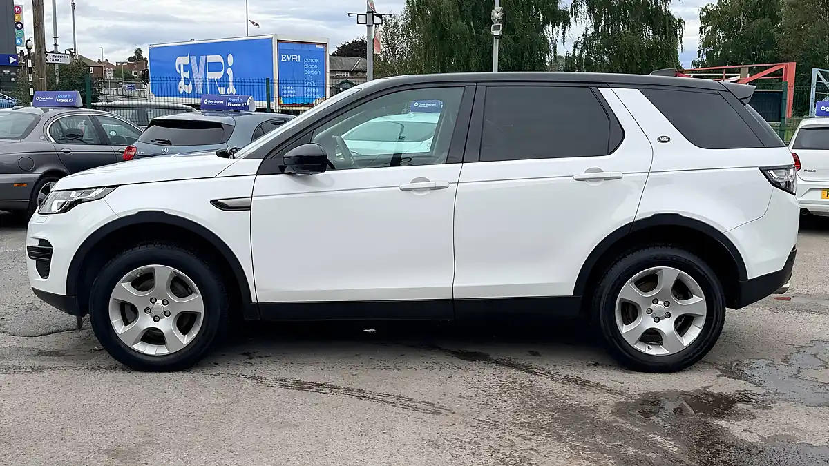 Used 2017 Land Rover Discovery Sport Se White - Interior and Exterior details 6