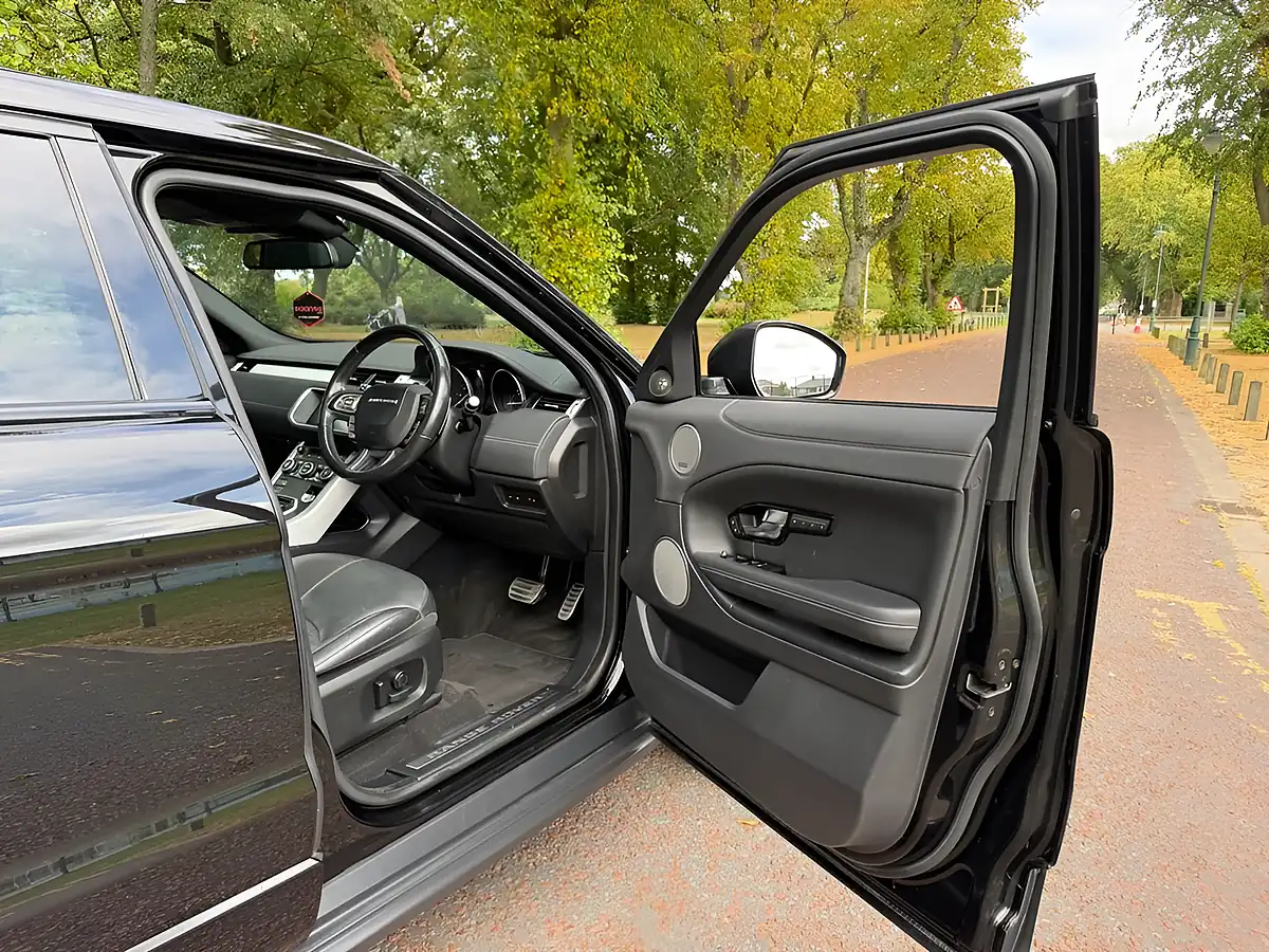 Used 2017 Land Rover Range Rover Evoque Hse Dynamic Black - Interior and Exterior details 9
