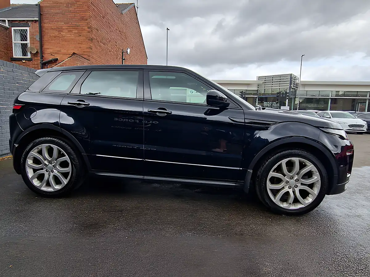 Used 2017 Land Rover Range Rover Evoque Hse Dynamic Black - Interior and Exterior details 7