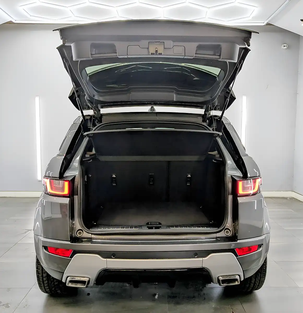 Used 2017 Land Rover Range Rover Evoque Hse Dynamic Corris Grey - Interior and Exterior details 9