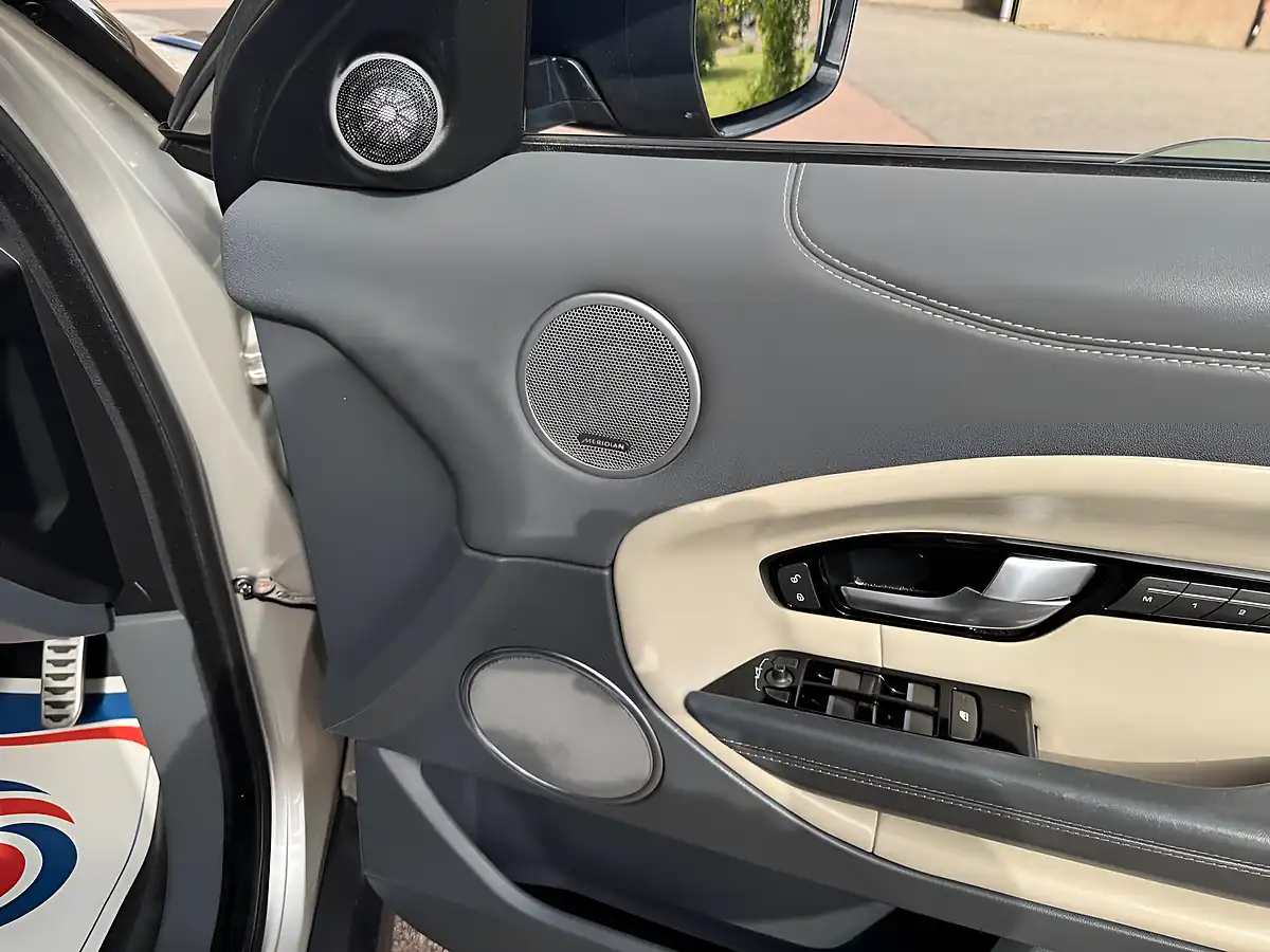 Used 2017 Land Rover Range Rover Evoque Hse Dynamic Gold - Interior and Exterior details 13