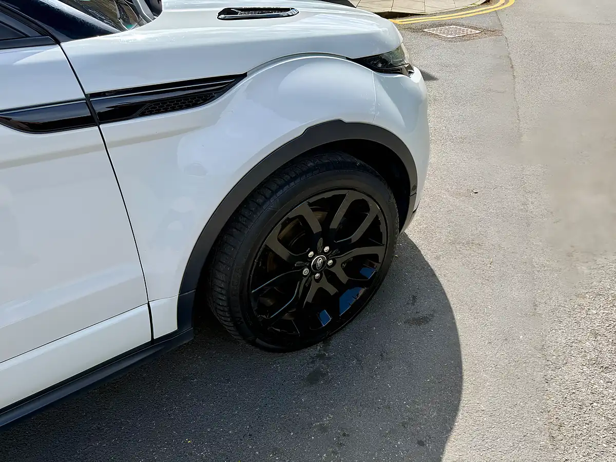 Used 2017 Land Rover Range Rover Evoque Hse Dynamic Lux Fuji White - Interior and Exterior details 12