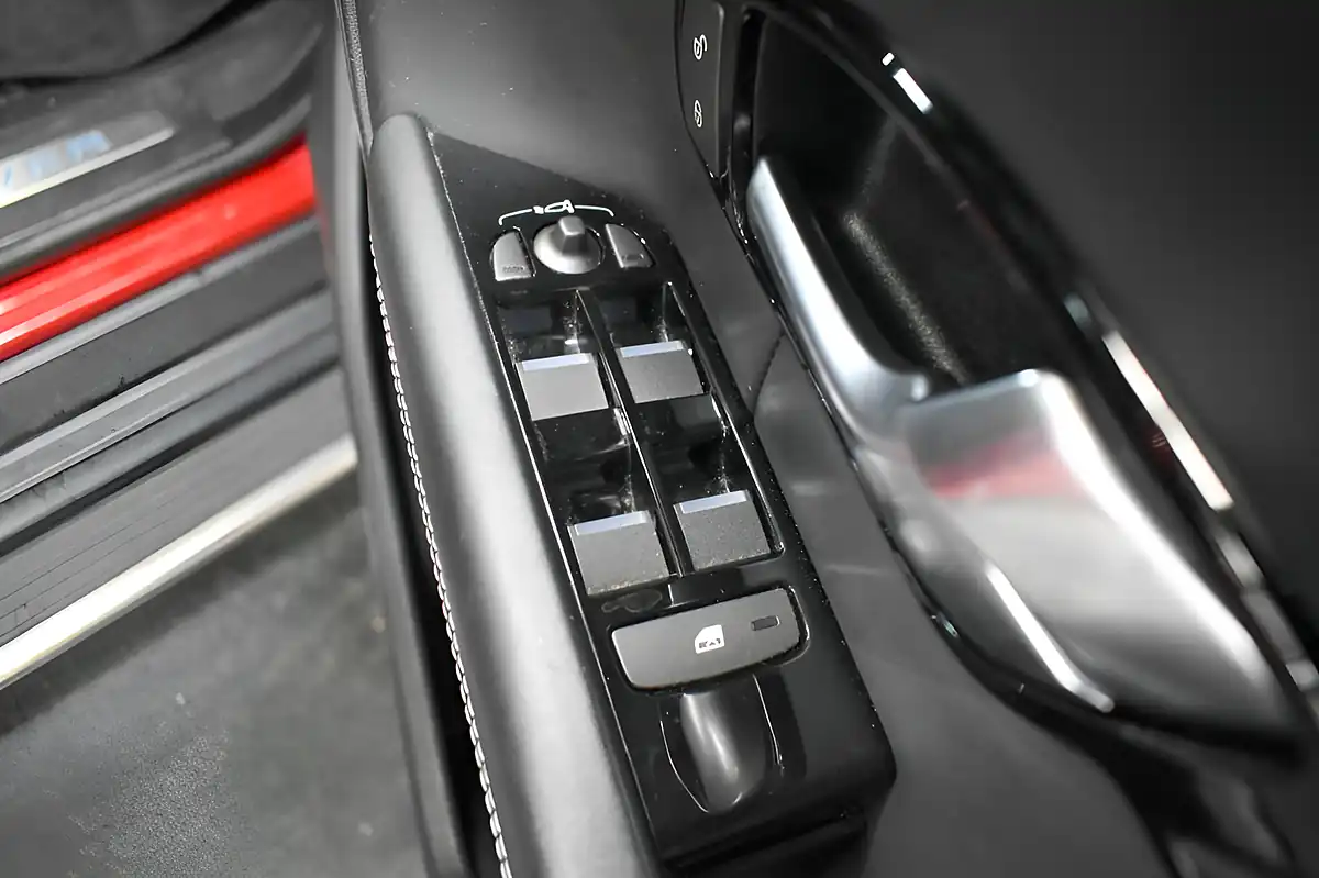 Used 2017 Land Rover Range Rover Evoque Hse Dynamic Red - Interior and Exterior details 18