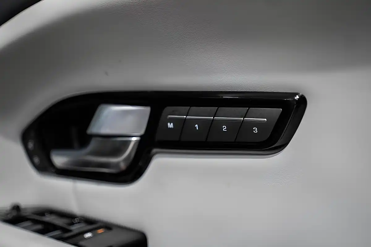 Used 2017 Land Rover Range Rover Evoque Hse Dynamic White - Interior and Exterior details 10