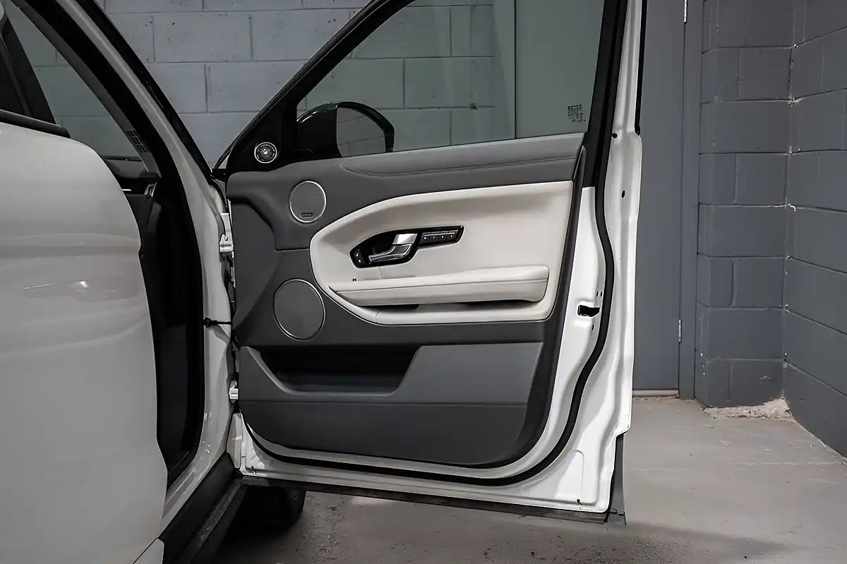 Used 2017 Land Rover Range Rover Evoque Hse Dynamic White - Interior and Exterior details 9