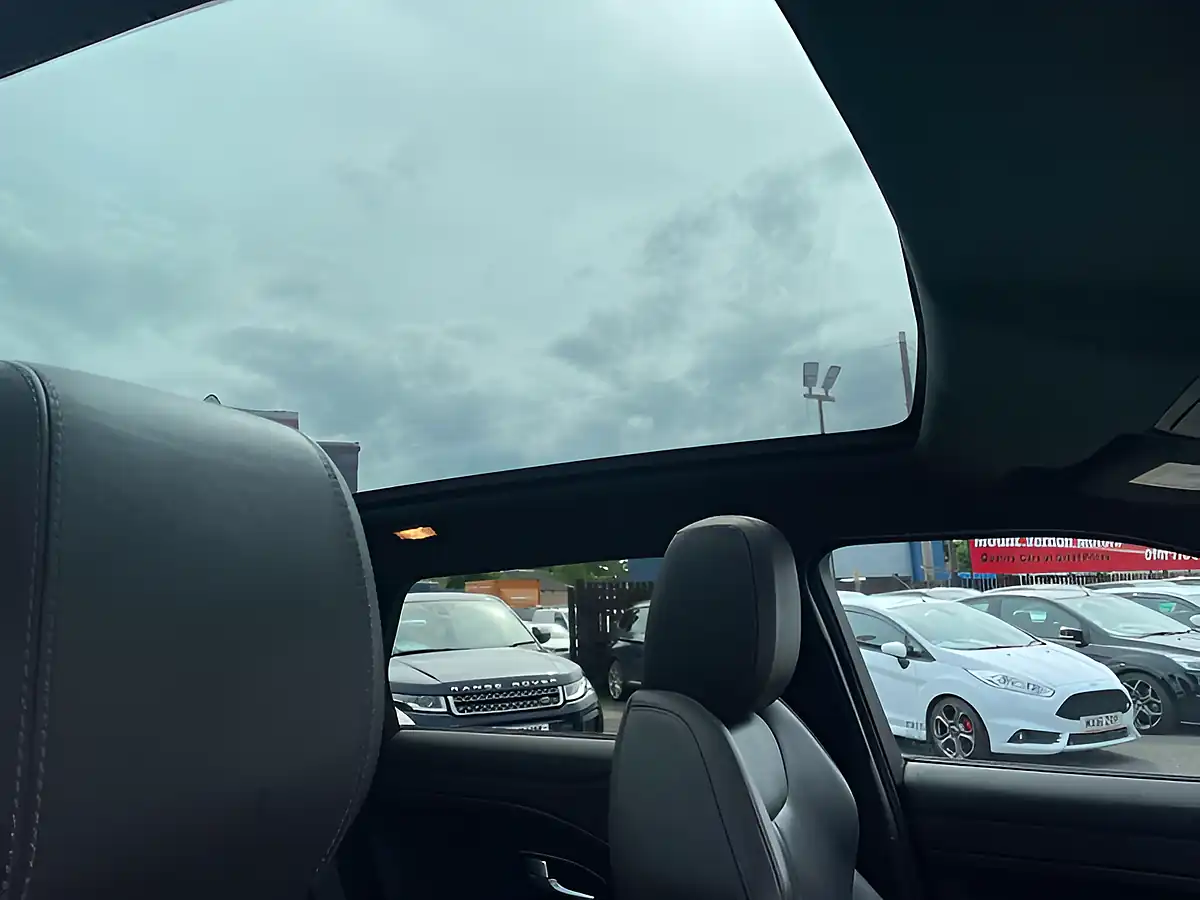 Used 2017 Land Rover Range Rover Evoque Hse Dynamic White - Interior and Exterior details 17