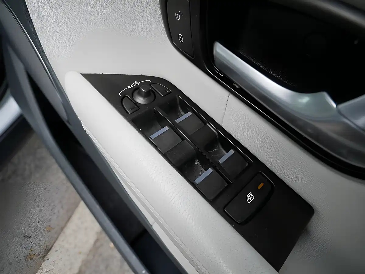 Used 2017 Land Rover Range Rover Evoque Se White - Interior and Exterior details 12