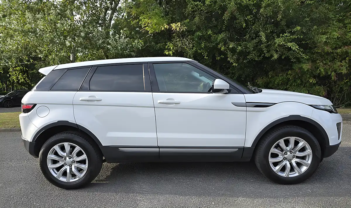 Used 2017 Land Rover Range Rover Evoque Se White - Interior and Exterior details 6