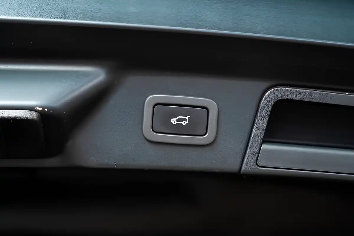 Used 2017 Land Rover Range Rover Velar R-Dynamic Hse Black - Interior and Exterior details 16