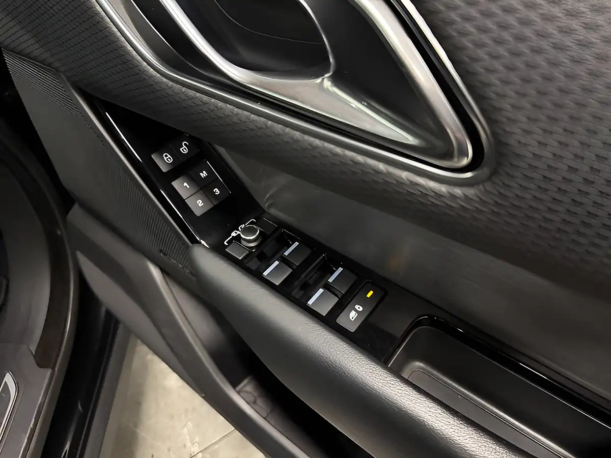Used 2017 Land Rover Range Rover Velar R-Dynamic S Black - Interior and Exterior details 12