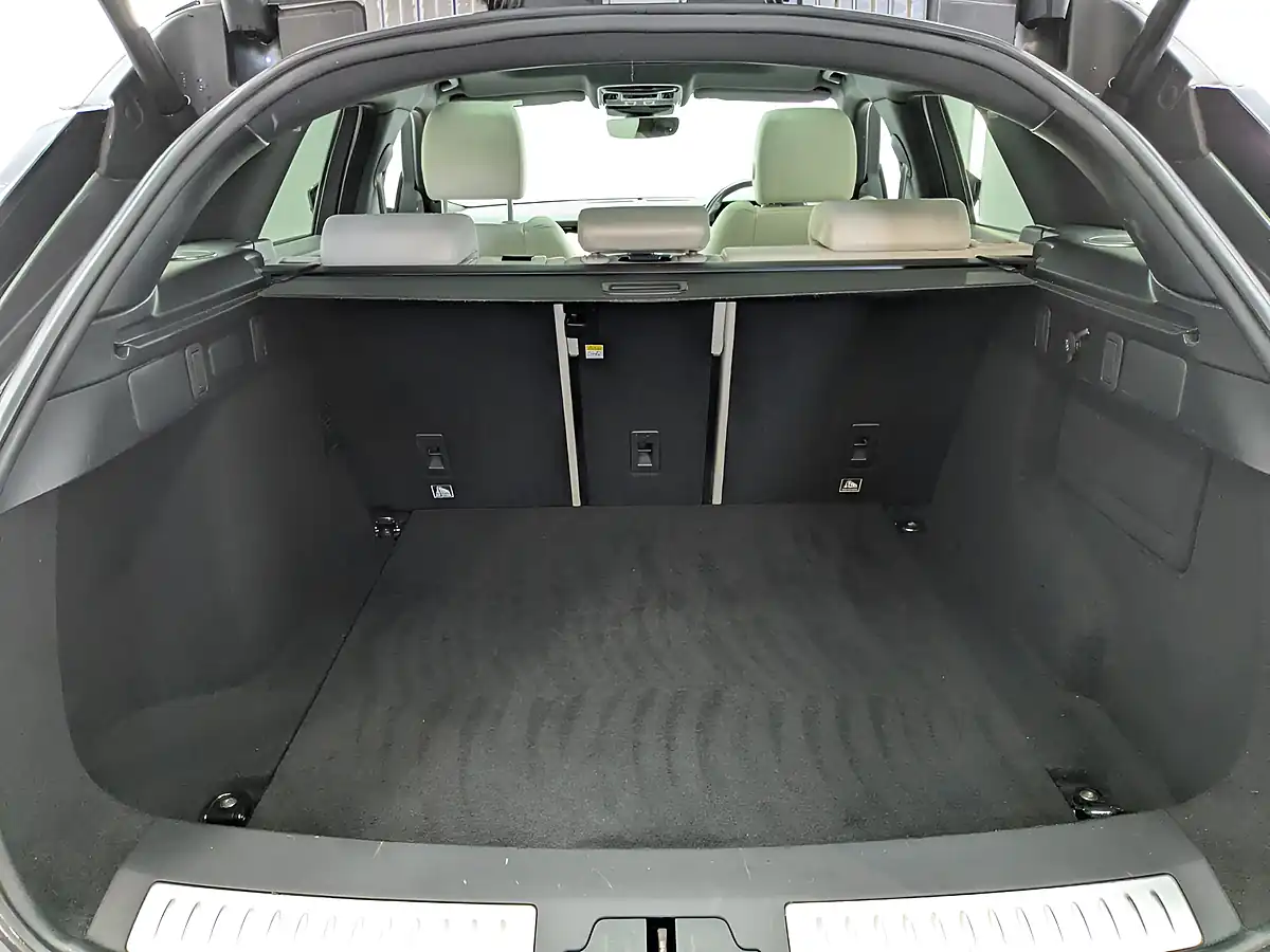 Used 2017 Land Rover Range Rover Velar R-Dynamic Se Corris Grey - Interior and Exterior details 10