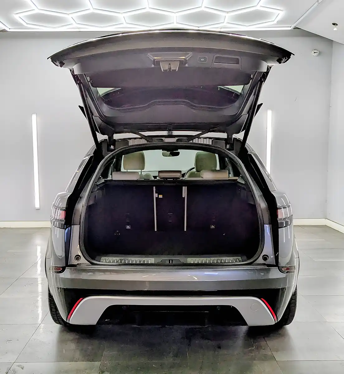Used 2017 Land Rover Range Rover Velar R-Dynamic Se Corris Grey - Interior and Exterior details 9