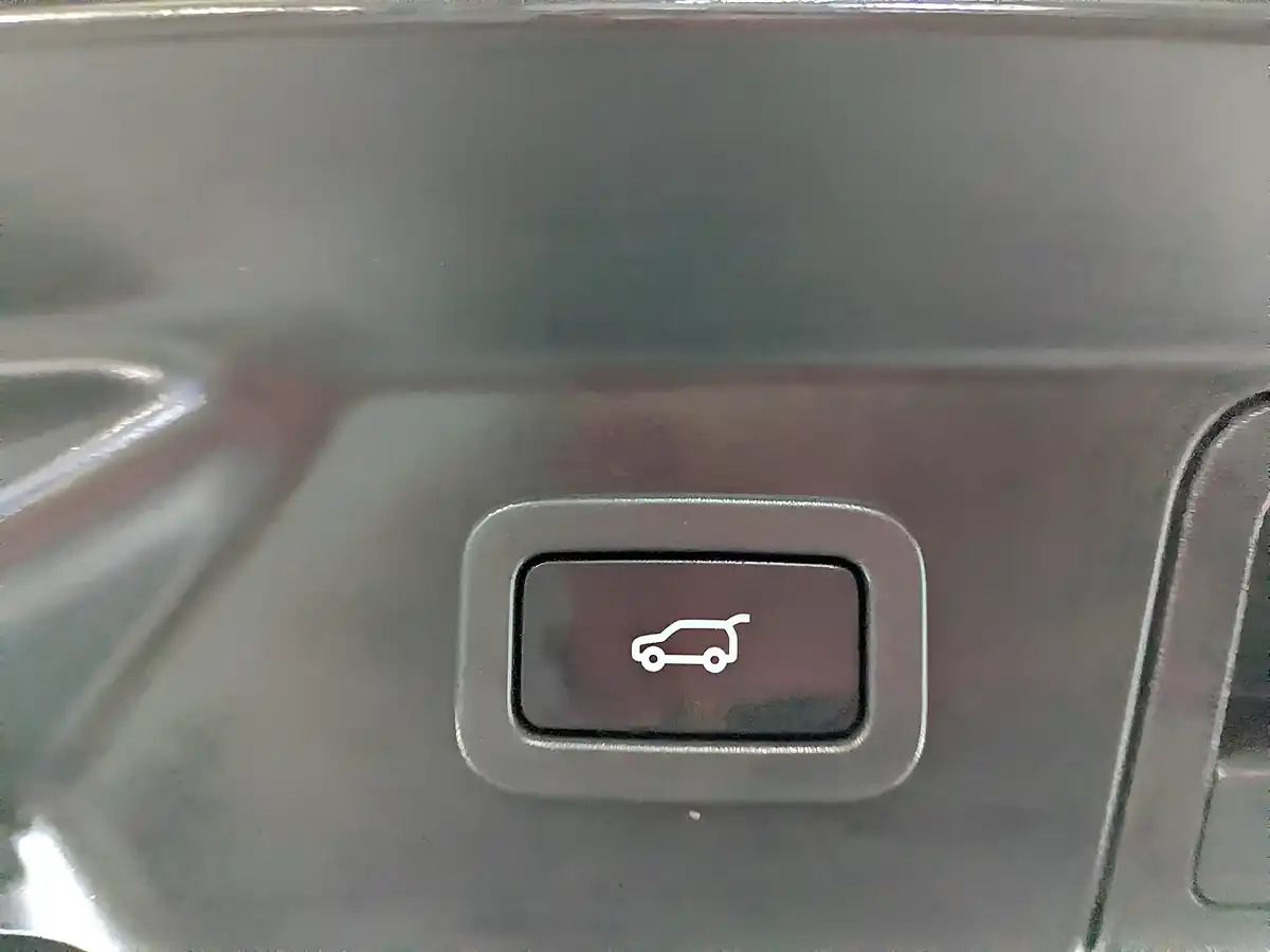 Used 2017 Land Rover Range Rover Velar R-Dynamic Se Corris Grey - Interior and Exterior details 9