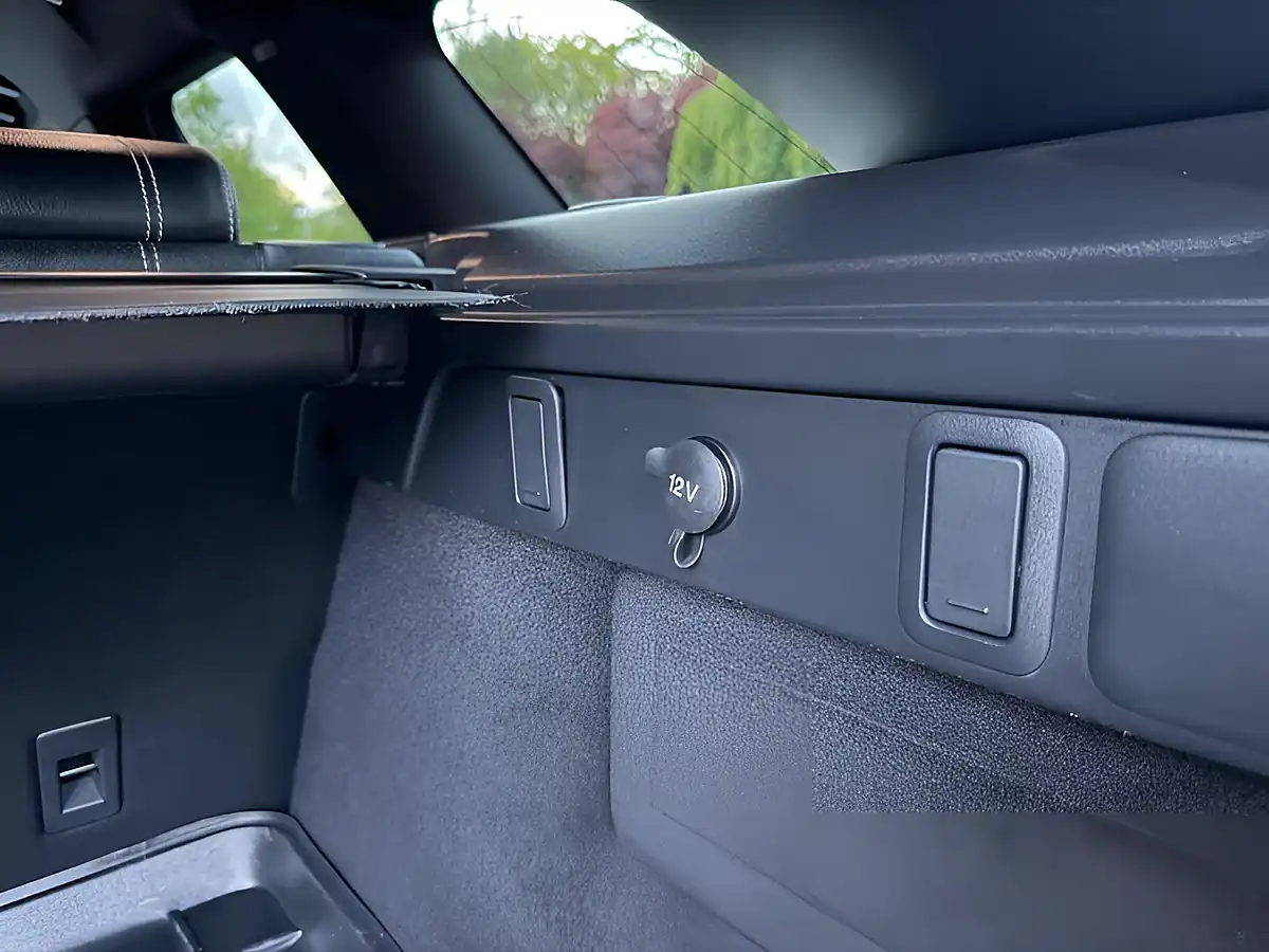 Used 2017 Land Rover Range Rover Velar R-Dynamic Se White - Interior and Exterior details 11