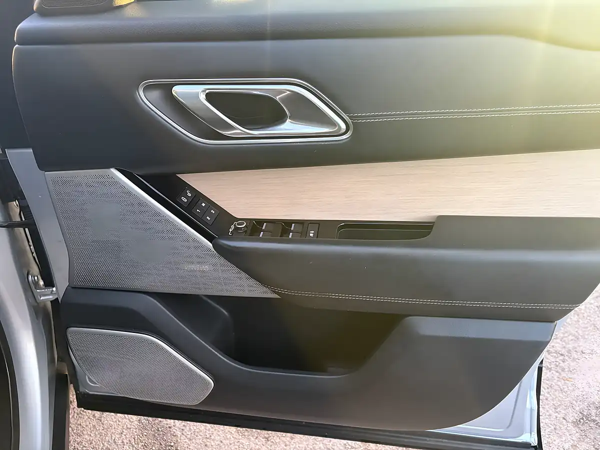 Used 2017 Land Rover Range Rover Velar Se Silver - Interior and Exterior details 17