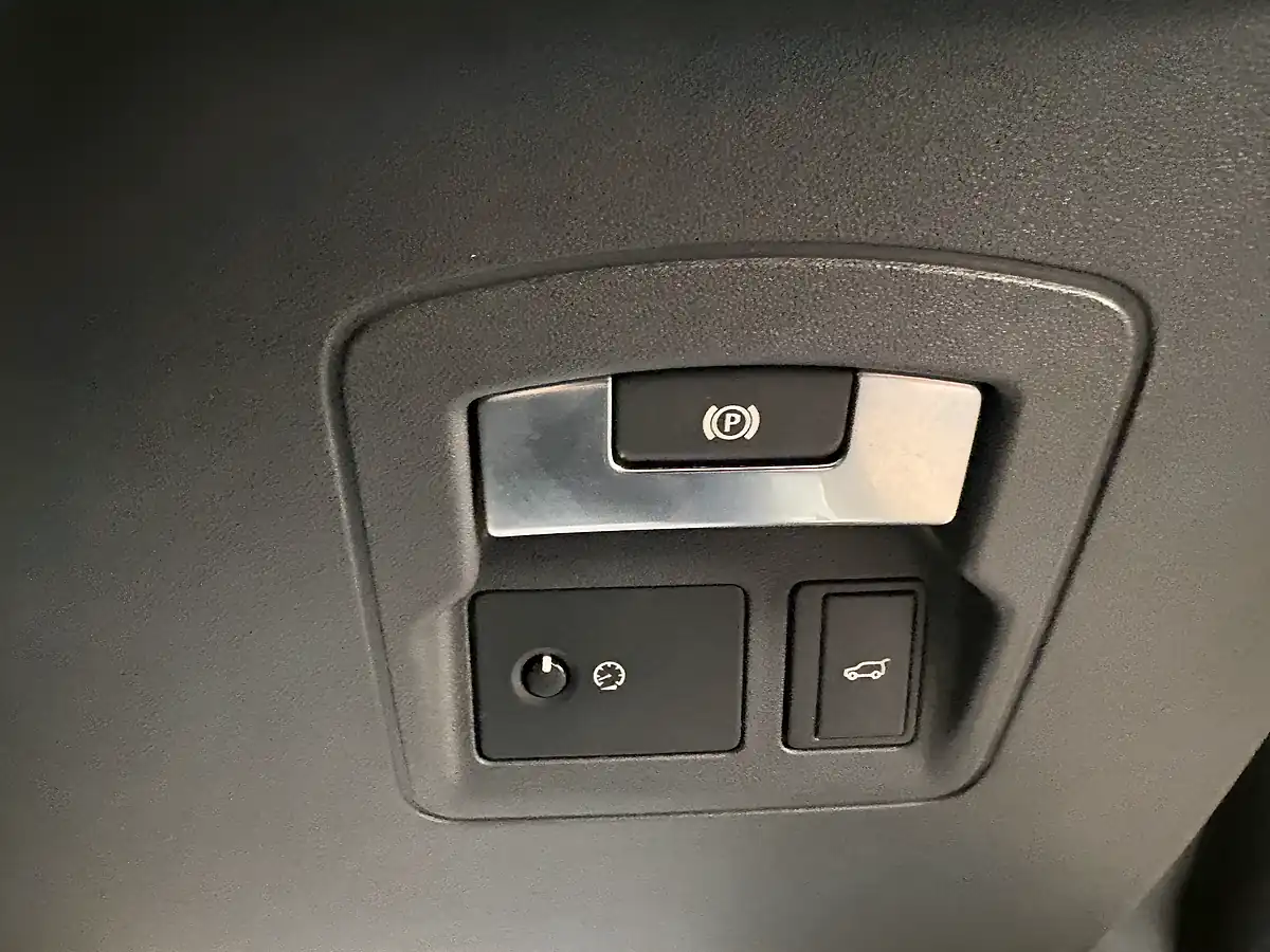 Used 2017 Land Rover Range Rover Velar Se Silver - Interior and Exterior details 18