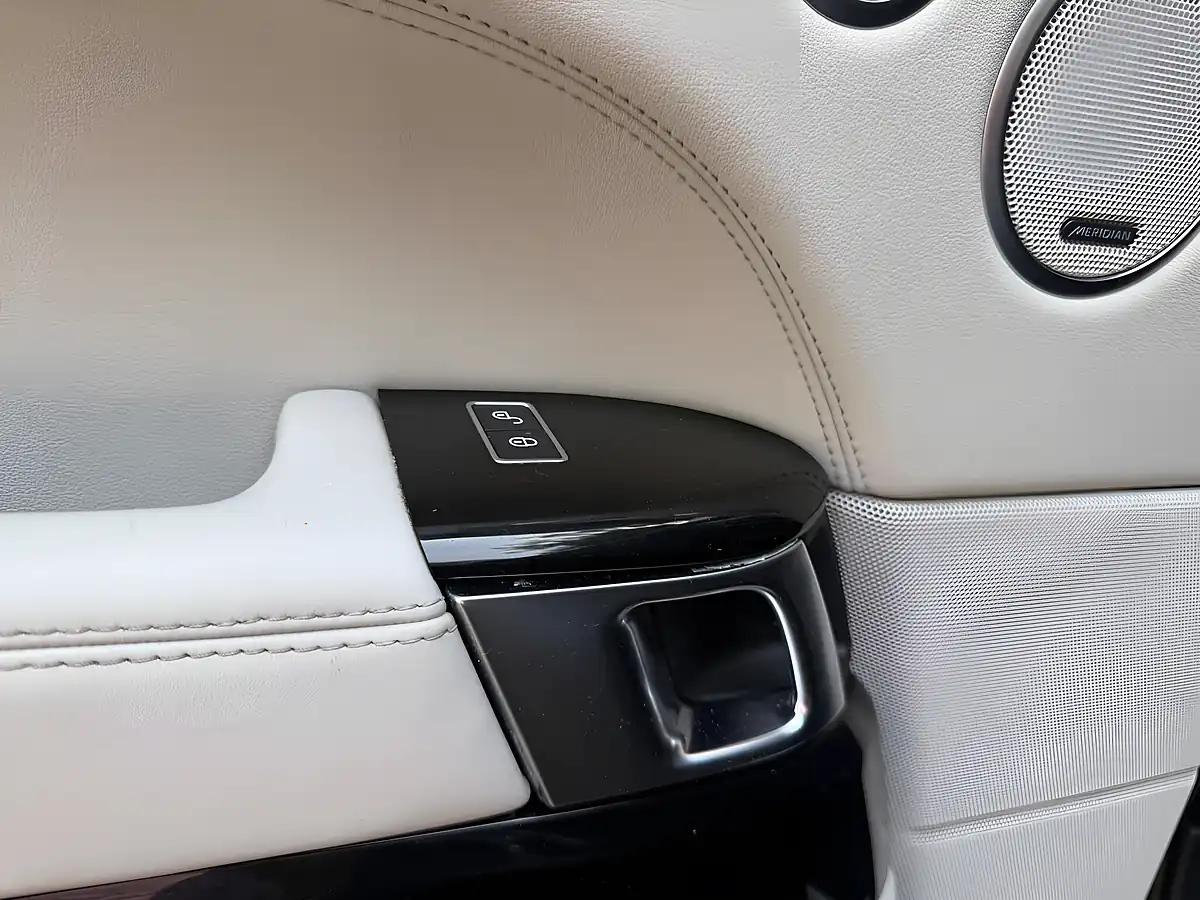 Used 2017 Land Rover Range Rover Vogue Blue - Interior and Exterior details 16