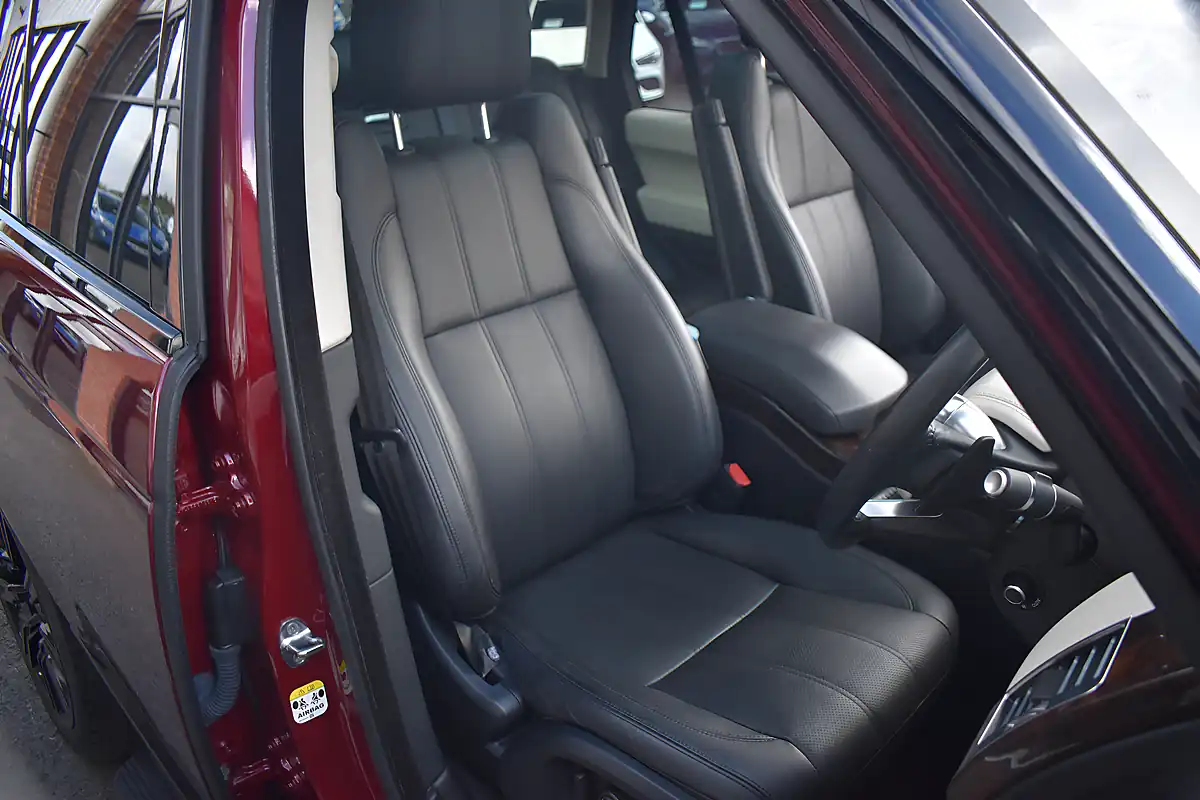 Used 2017 Land Rover Range Rover Vogue Montalcino Red - Interior and Exterior details 11