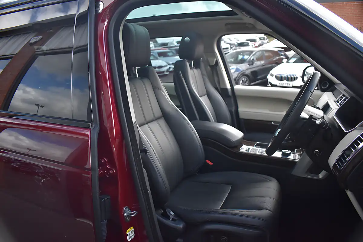 Used 2017 Land Rover Range Rover Vogue Montalcino Red - Interior and Exterior details 7