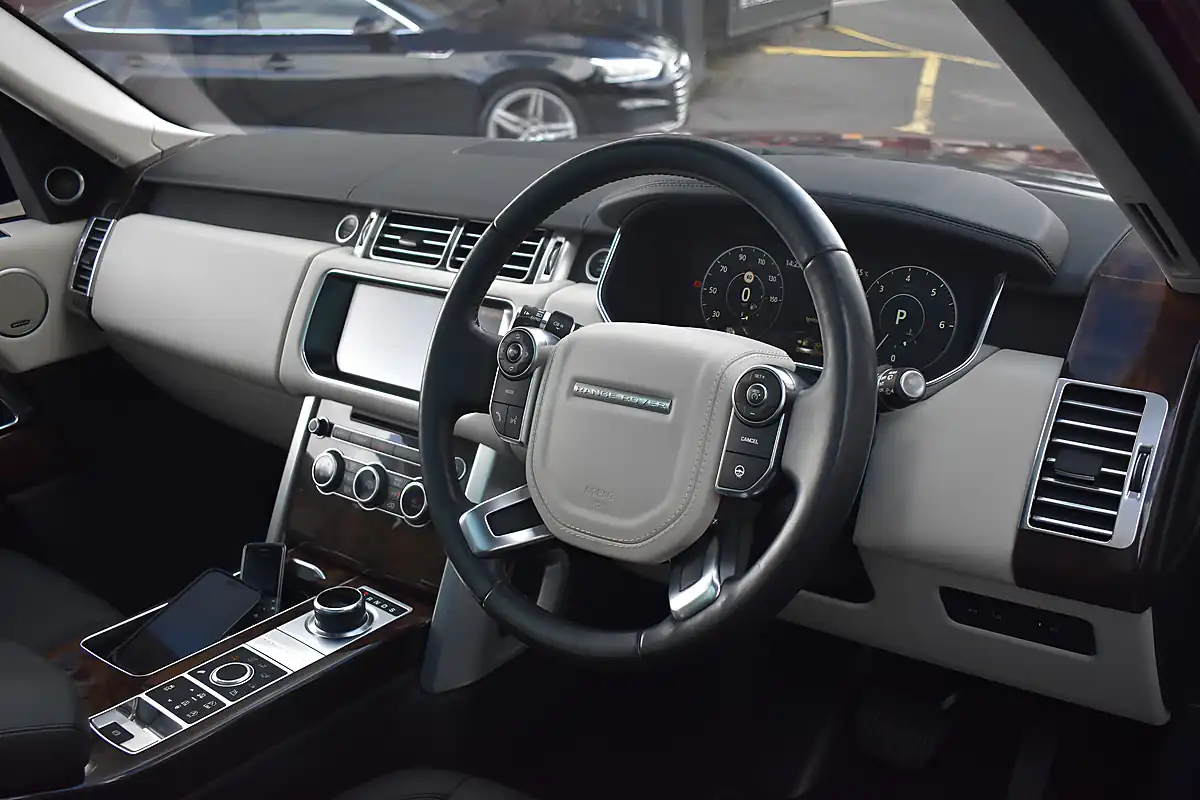 Used 2017 Land Rover Range Rover Vogue Montalcino Red - Interior and Exterior details 8