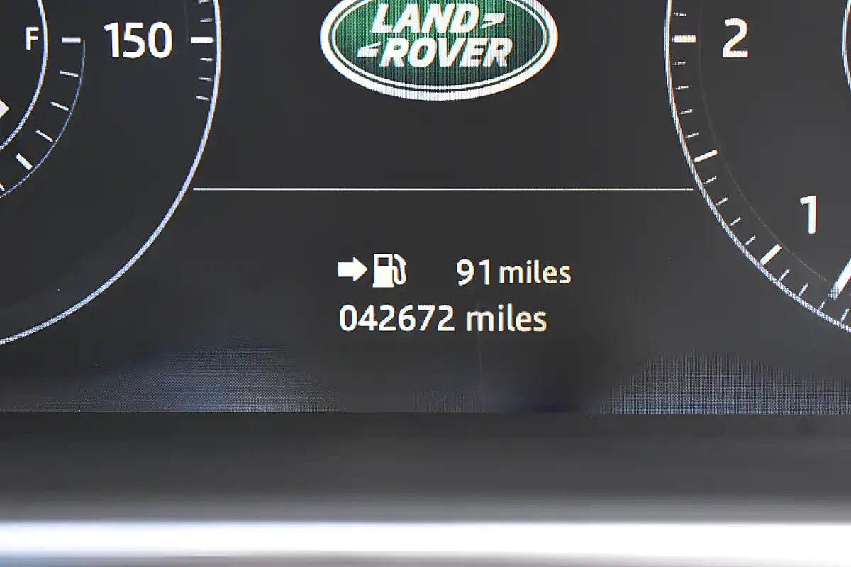 Used 2017 Land Rover Range Rover Vogue Montalcino Red - Interior and Exterior details 9
