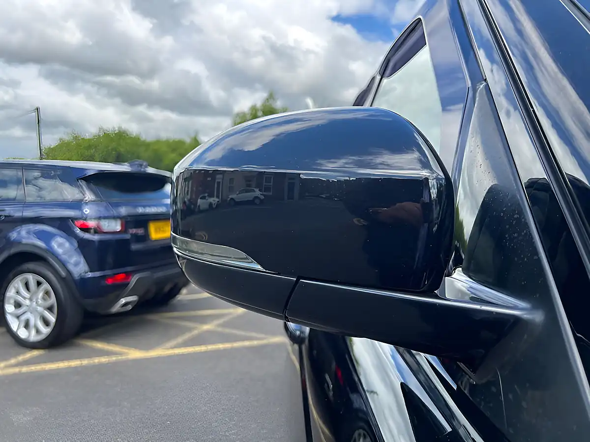 Used 2017 Land Rover Range Rover Vogue Se Santorini Black - Interior and Exterior details 13