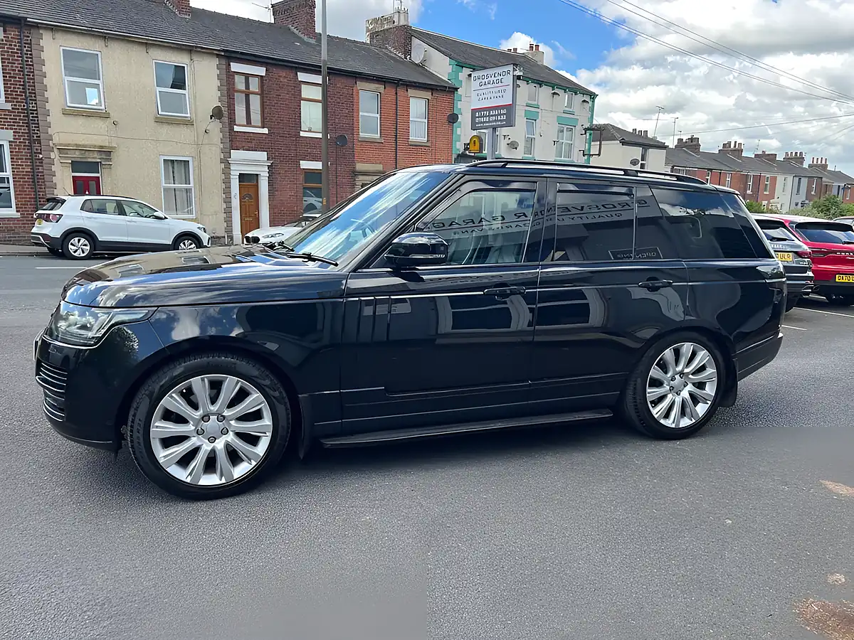 Used 2017 Land Rover Range Rover Vogue Se Santorini Black - Interior and Exterior details 4