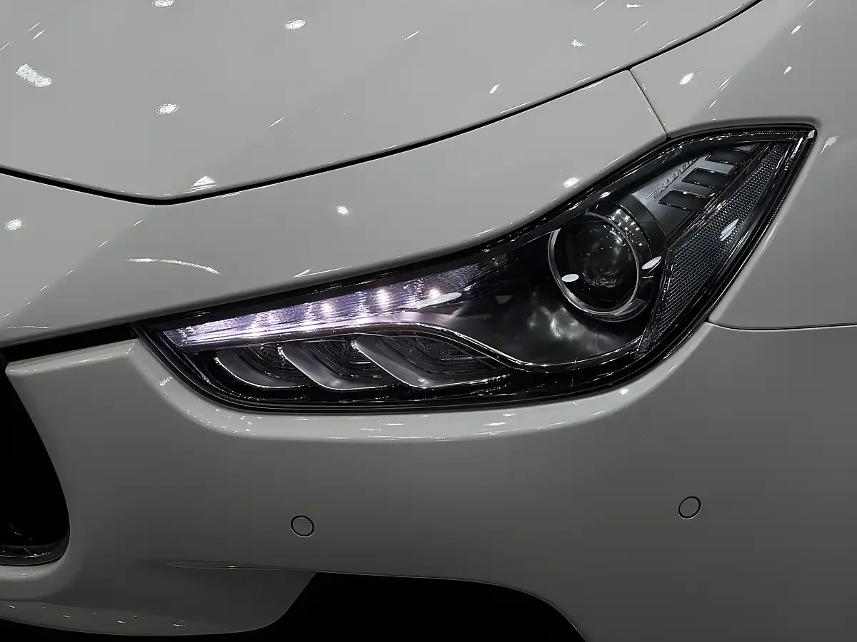 Used 2017 Maserati Ghibli Saloon White - Interior and Exterior details 8
