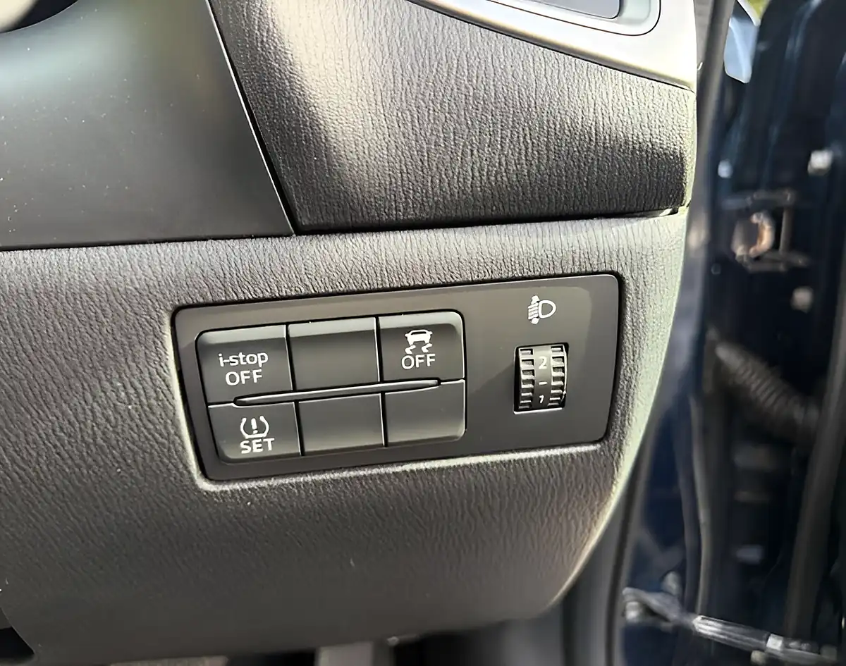 Used 2017 Mazda 3 Se-L Nav Blue - Interior and Exterior details 18