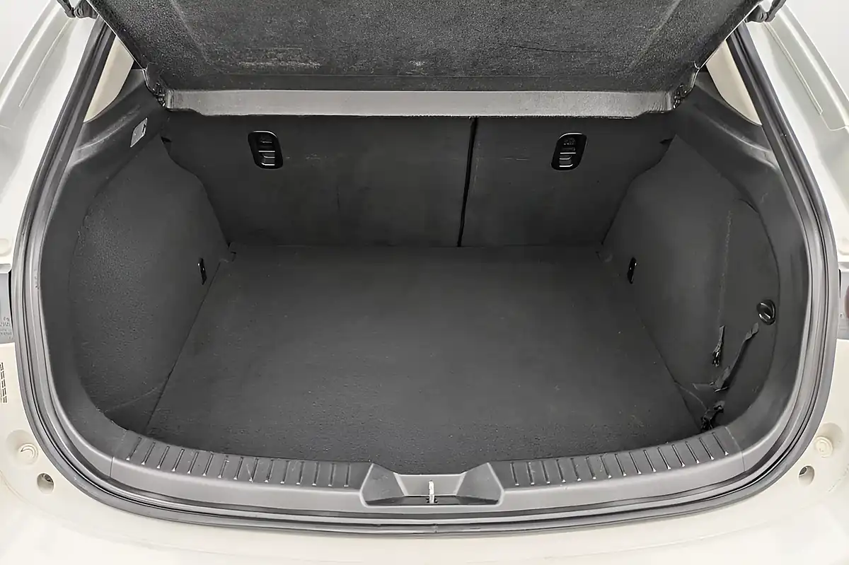 Used 2017 Mazda Mazda3 Se Nav White - Interior and Exterior details 18
