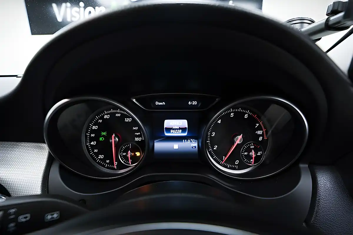 Used 2017 Mercedes-Benz Gla Sport Executive Bronze - Interior and Exterior details 18