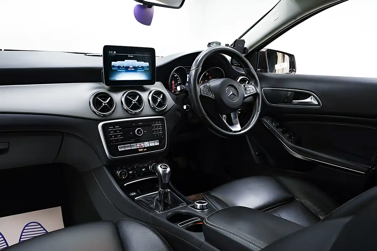 Used 2017 Mercedes-Benz Gla Sport Executive Bronze - Interior and Exterior details 19