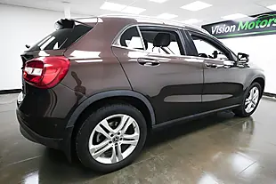 Used 2017 Mercedes-Benz Gla Sport Executive Bronze - Interior and Exterior details 3