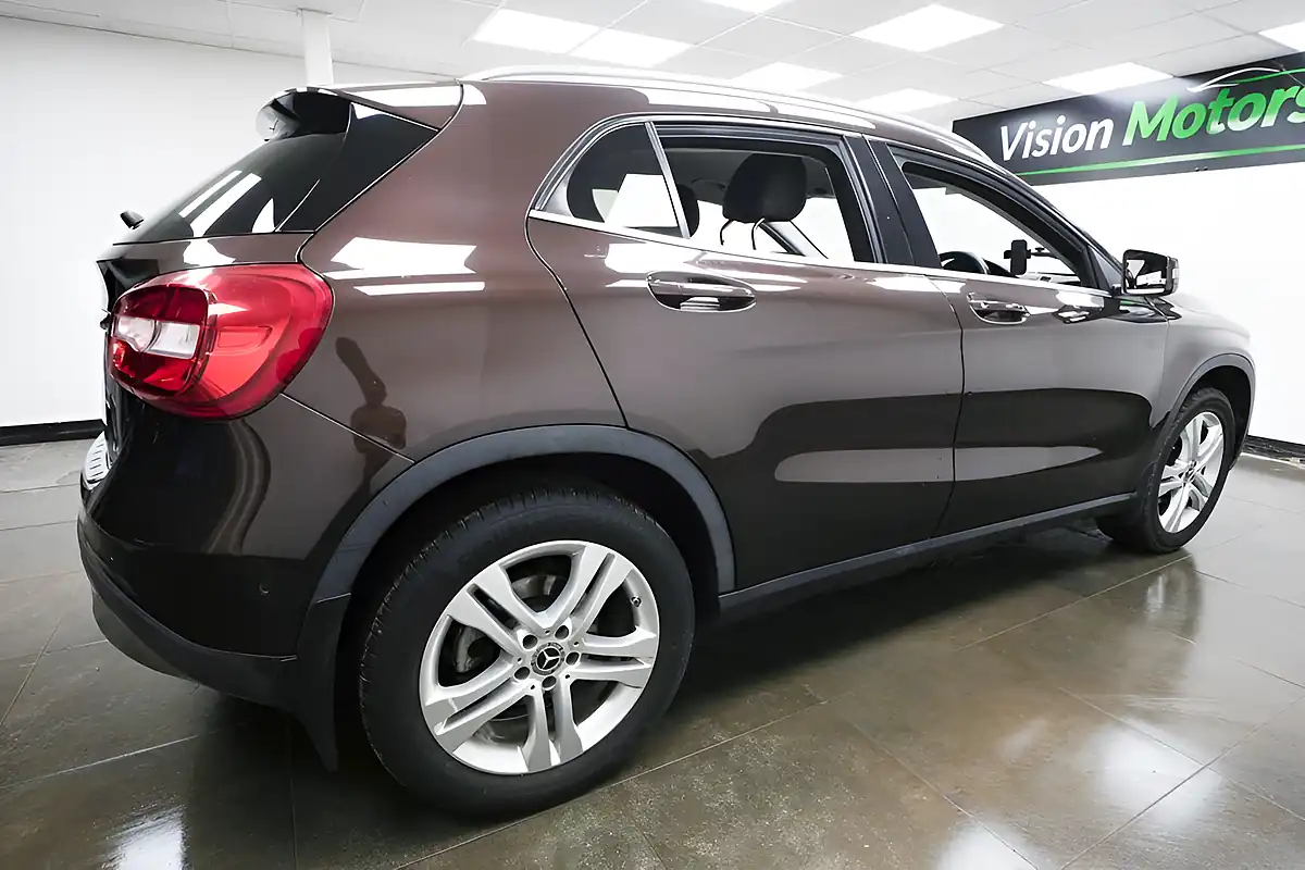 Used 2017 Mercedes-Benz Gla Sport Executive Bronze - Interior and Exterior details 3
