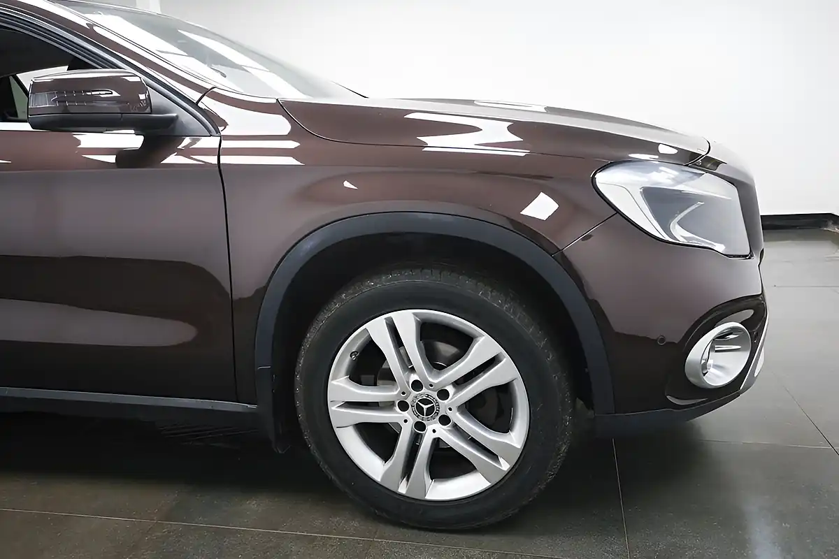 Used 2017 Mercedes-Benz Gla Sport Executive Bronze - Interior and Exterior details 4